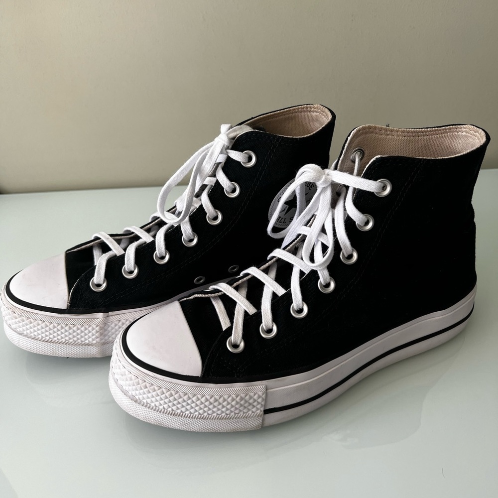 Chuck Taylor All Star Lift Platform Canvas
WOMEN'S HIGH TOP SHOE
